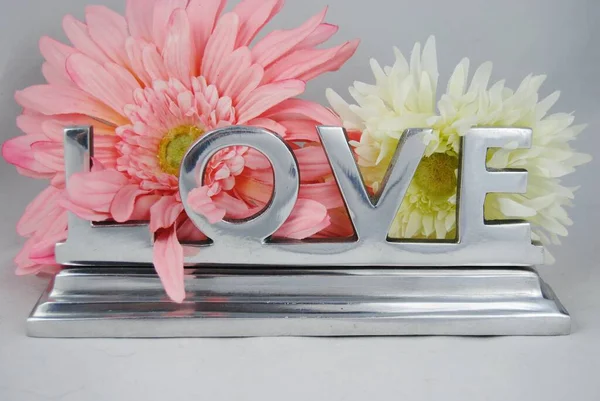 Nahaufnahme Eines Silbernen Liebesschildes Mit Rosa Und Weißen Blumen — Stockfoto