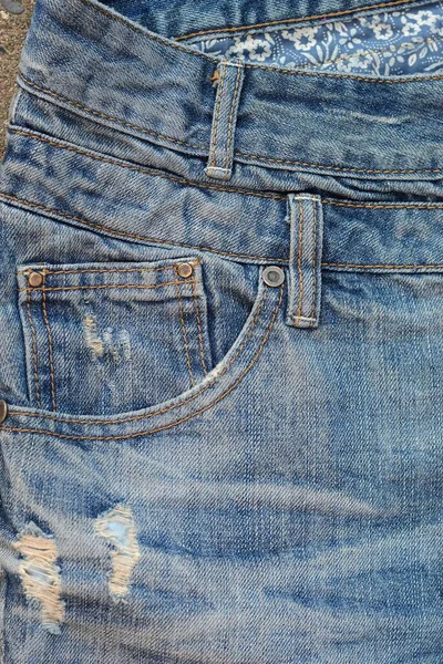 灯光下蓝色牛仔裤前袋的一个垂直镜头 — 图库照片