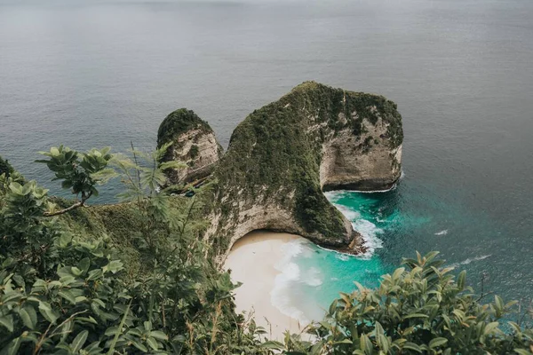 Una Foto Aerea Delle Bellissime Scogliere Dell Isola Nusa Penida — Foto Stock