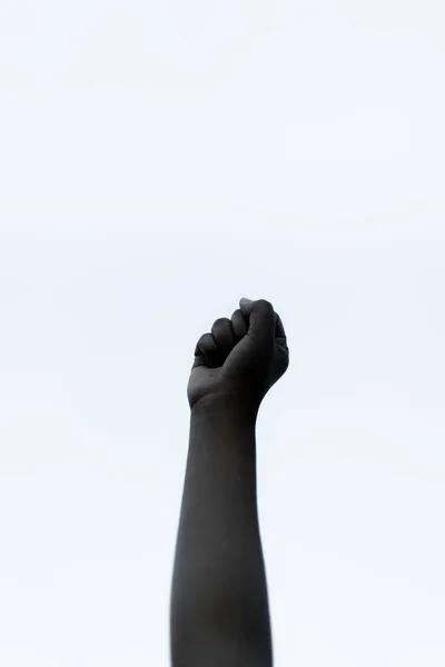 白人の背景に手を挙げているアフリカ系アメリカ人の垂直的ショット 人種差別と戦うという概念 — ストック写真