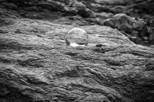 Grayscale Záběr Křišťálové Koule Kameni Odrážejícím Okolní Přírodu — Stock fotografie
