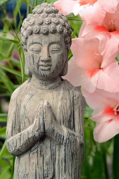 Primo Piano Della Statua Buddha Con Fiori Rosa — Foto Stock