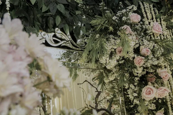 Красивая Цветочная Композиция Эстетическими Деталями Свадебной Церемонии — стоковое фото