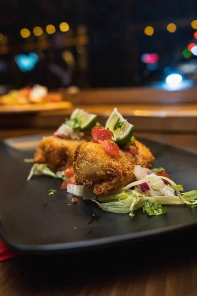 Eine Nahaufnahme Von Gebratenen Mozzarella Sticks Mit Limette Und Salat — Stockfoto