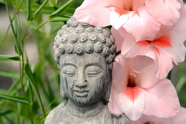 Primer Plano Estatua Buda Con Flores Rosadas —  Fotos de Stock