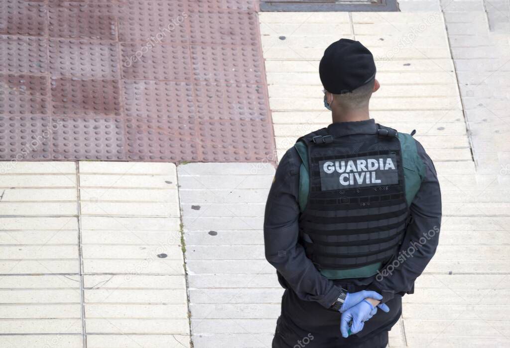 Un policía de la guardia civil española vigila un puesto de control