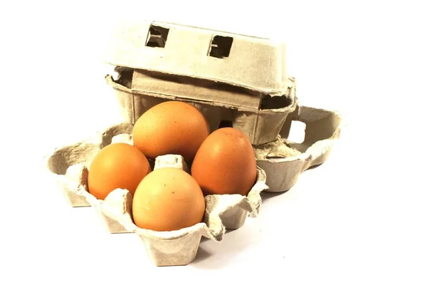 Grandes Ovos Galinha Uma Caixa Papelão Isolada Fundo Branco — Fotografia de Stock