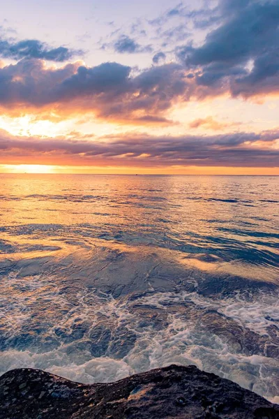 Uno Scenario Mozzafiato Una Spiaggia Rocciosa Uno Sfondo Bellissimo Tramonto — Foto Stock