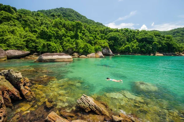 一张美丽的湖景 背景是蓝天下的小山 — 图库照片