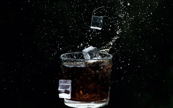 배경에 음료를 컵넣은 얼음에서 튀기는 — 스톡 사진