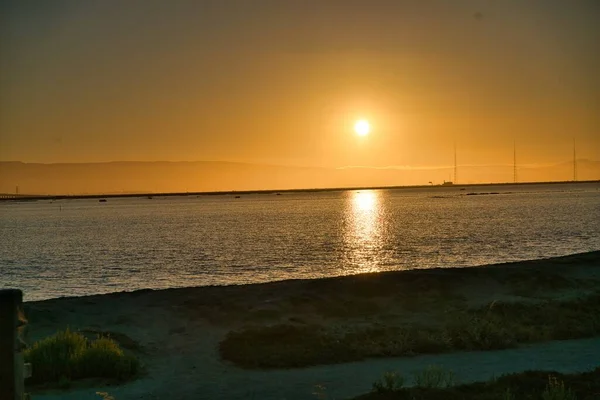 Uma Vista Incrível Pôr Sol Sobre Lago Com Céu Dourado — Fotografia de Stock