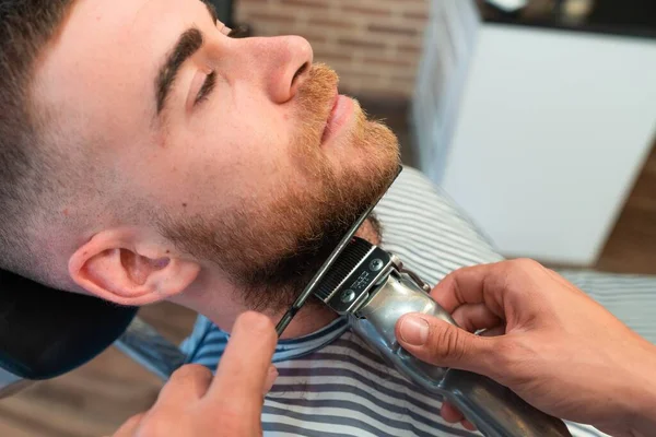 Nahaufnahme Eines Jungen Friseurs Der Dem Männlichen Kunden Einem Friseurladen — Stockfoto