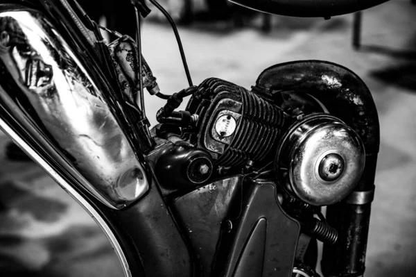 Een Close Grijswaarden Shot Van Vintage Motorfiets Motor — Stockfoto