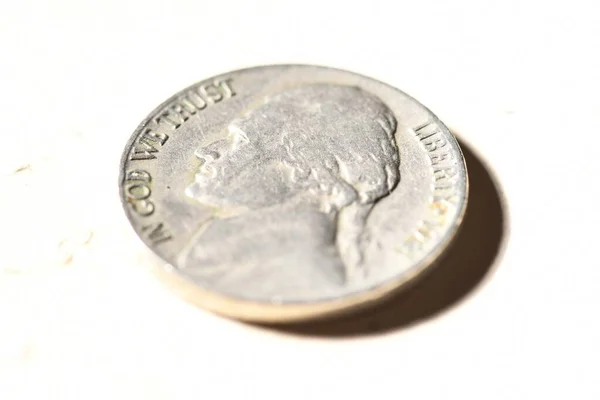 Primer Plano Una Vieja Moneda Plata Sobre Una Superficie Blanca —  Fotos de Stock