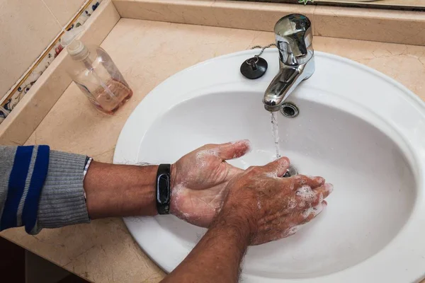 男士们洗手的高角镜头 — 图库照片
