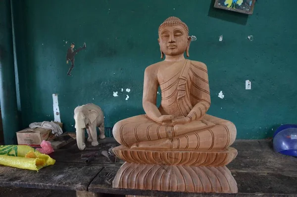 Una Estatua Madera Dios Hindú Una Habitación Con Paredes Verdes — Foto de Stock