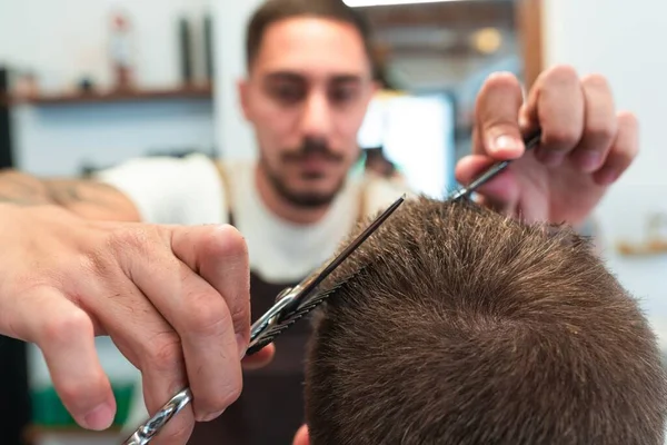 Nahaufnahme Eines Jungen Friseurs Der Einem Männlichen Kunden Einem Friseursalon — Stockfoto