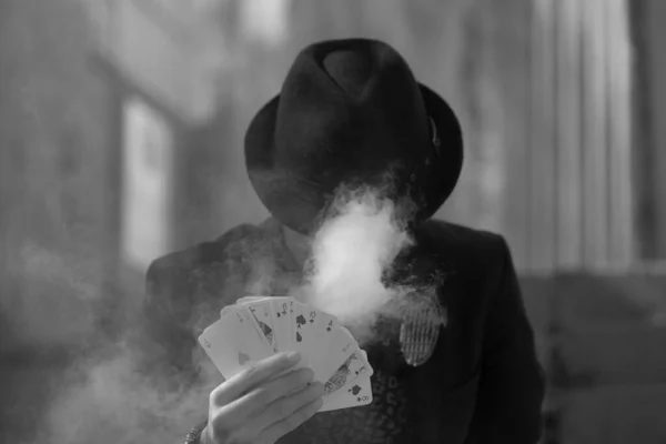 Planda Dumanlı Poker Kartları Tutan Gizemli Bir Erkek Oyuncunun Gri — Stok fotoğraf