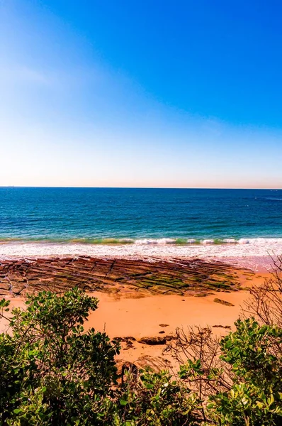 Paisaje Soleado Una Hermosa Playa Arena Sobre Fondo Azul Marino — Foto de Stock