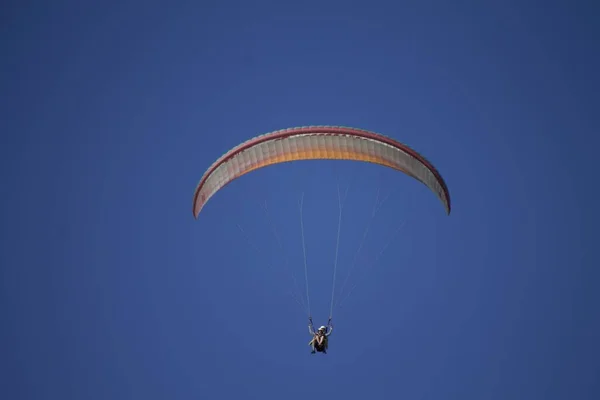 Een Lage Hoek Opname Van Een Persoon Paragliding Overdag — Stockfoto