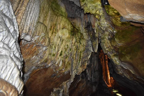 Kısmen Yosun Kaplı Kayalık Bir Mağaranın Alçak Açılı Görüntüsü — Stok fotoğraf