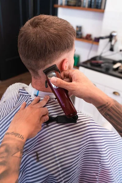 Eine Vertikale Aufnahme Eines Friseurs Der Einem Männlichen Kunden Einem — Stockfoto