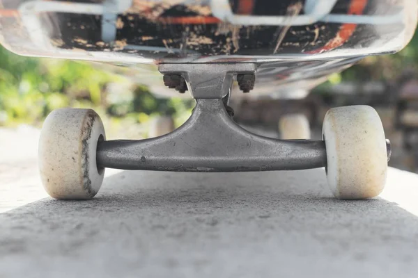 Ένα Κοντινό Πλάνο Ενός Skateboard Στο Έδαφος Κάτω Από Φως — Φωτογραφία Αρχείου
