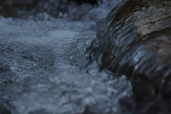 背景がぼやけている川の中の水蒸気のクローズアップ — ストック写真