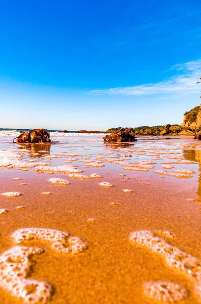 풍경을 배경으로 아름다운 모래사장의 양지바른 — 스톡 사진