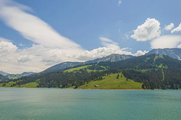 Verdi Colline Alle Spalle Del Lago Turchese Longrin Svizzera — Foto Stock