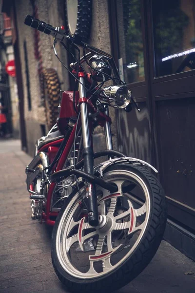흐릿하고 주차되어 오토바이의 — 스톡 사진
