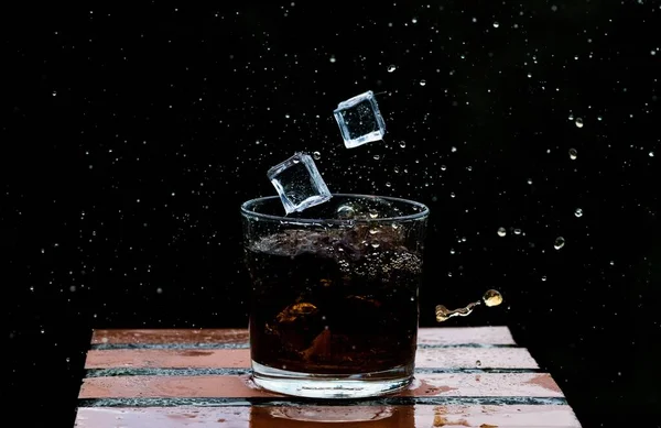 배경에 음료를 컵넣은 얼음에서 튀기는 — 스톡 사진