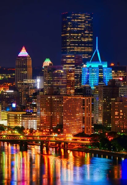 Plano Vertical Del Horizonte Pittsburgh Con Luces Por Noche — Foto de Stock