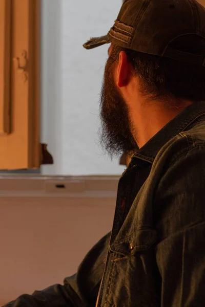 Hombre Barbudo Usando Sombrero Mirando Algo — Foto de Stock