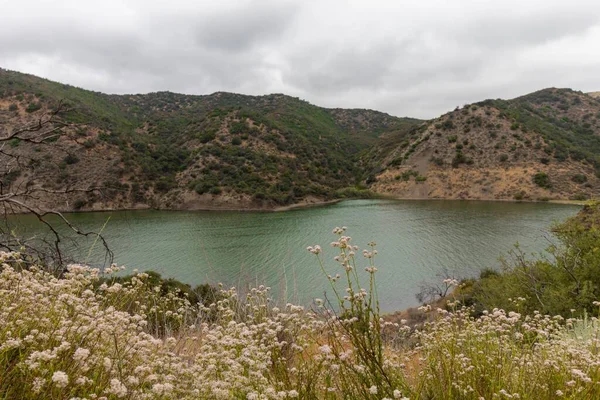 Λίμνη Πυραμίδα Στην Καλιφόρνια Συλλαμβάνεται Μια Συννεφιασμένη Μέρα — Φωτογραφία Αρχείου