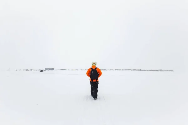 Hombre Caminando Por Nieve Círculo Polar Ártico Cerca Barrow Alaska — Foto de Stock
