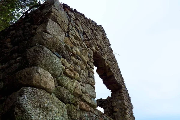 Low Angle Shot 100 Year Old Stone Ruins Forgotten Lodge — Stock Photo, Image