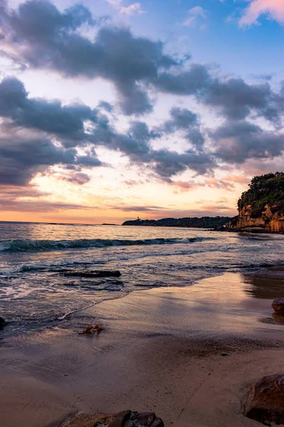 美しい夕日を背景にした砂浜の息をのむような景色 — ストック写真