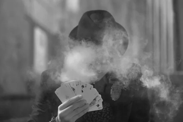Portrait Niveaux Gris Main Joueur Mystique Tenant Des Cartes Poker — Photo