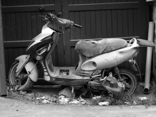 Uma Foto Tons Cinza Uma Moto Velha Abandonada Lixo — Fotografia de Stock