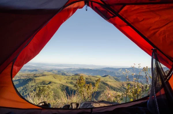 Eine Nahaufnahme Eines Roten Zeltes Auf Einem Berg Bei Tag — Stockfoto