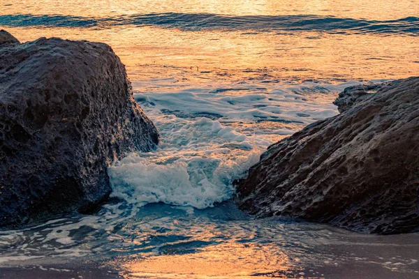 Een Adembenemend Landschap Van Een Zandstrand Een Prachtige Zonsondergang Achtergrond — Stockfoto