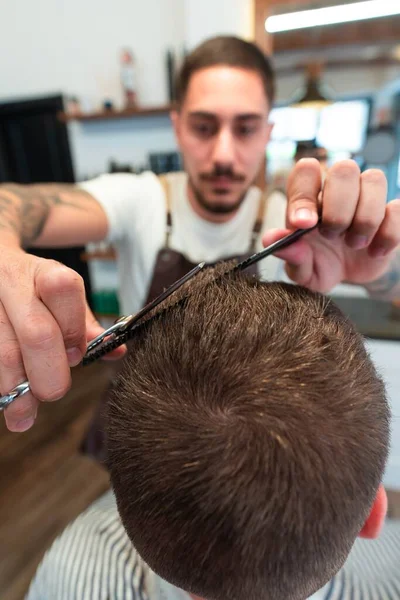 Eine Vertikale Aufnahme Eines Jungen Friseurs Der Einem Männlichen Kunden — Stockfoto