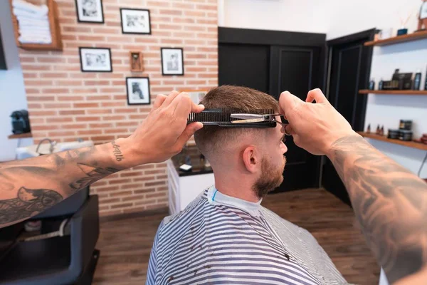 Ein Junger Friseur Mit Tätowierungen Schneidet Einem Männlichen Kunden Unter — Stockfoto