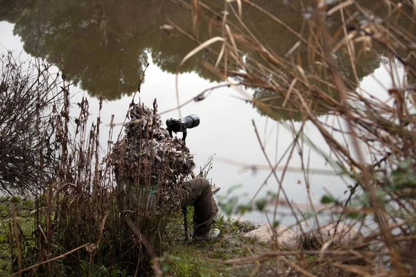 Närbild Naturfotograf Mot Sjö — Stockfoto