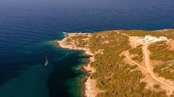 Una Toma Aérea Una Orilla Montañosa Bahía Con Aguas Azules — Foto de Stock