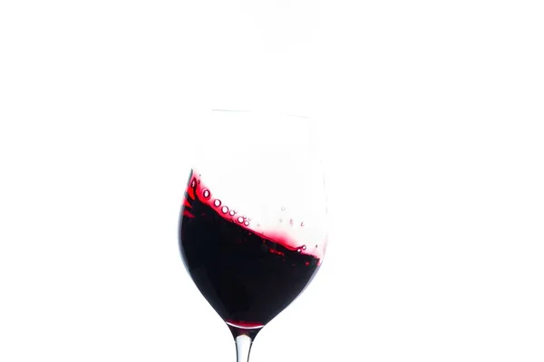 在白色背景上隔离的玻璃杯中的红酒特写镜头 — 图库照片