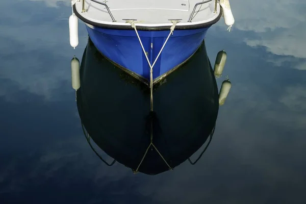 Une Vue Dessus Petit Bateau Reflété Sur Une Eau Mer — Photo