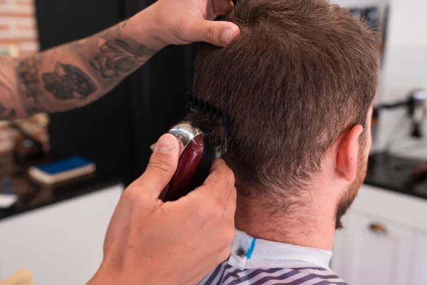Ein Junger Friseur Schneidet Dem Männlichen Kunden Einem Friseursalon Mit — Stockfoto