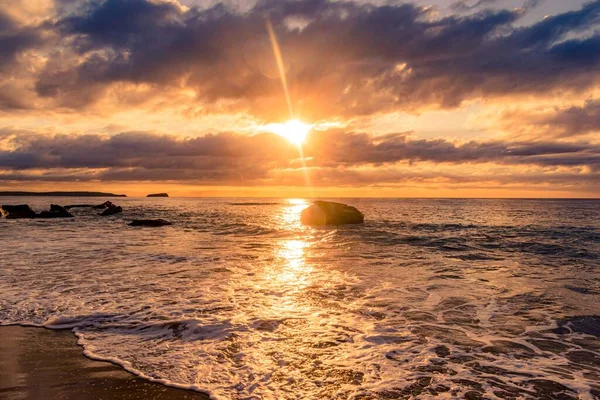 Paisaje Impresionante Una Playa Rocosa Sobre Hermoso Fondo Atardecer — Foto de Stock